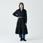 ゆったりシルエットの前開きティアードロングワンピース