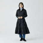 ゆったりシルエットの前開きティアードロングワンピース